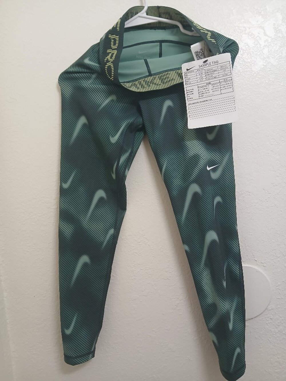 NIKE Pro womens girls 365 dri fit leggings SMALL green SAMPLE